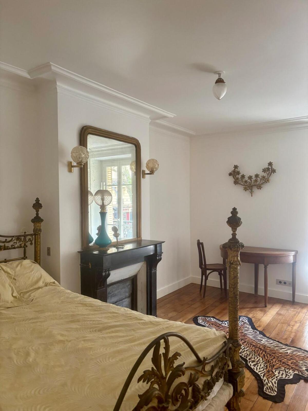 Appartement Classic Parisian Charm Meets 70s Design - 2br Paris