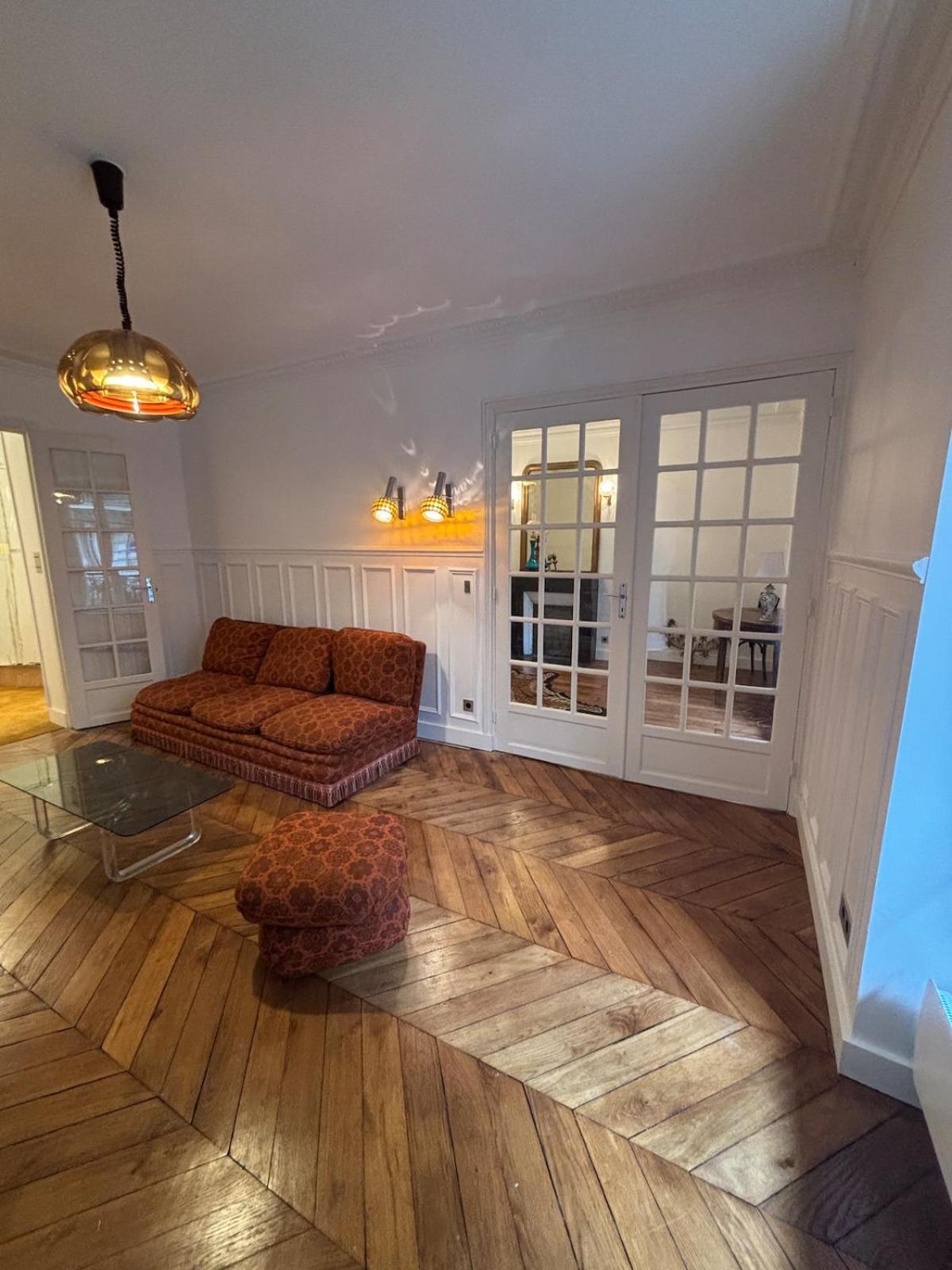 Appartement Classic Parisian Charm Meets 70s Design - 2br Paris