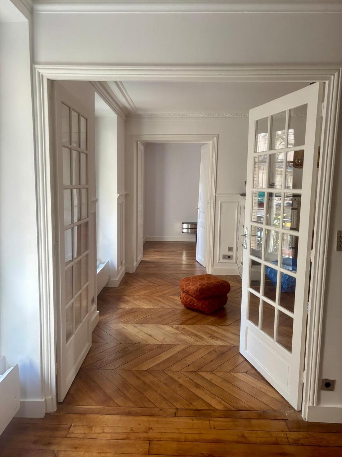 Classic Parisian Charm Meets 70s Design - 2br *