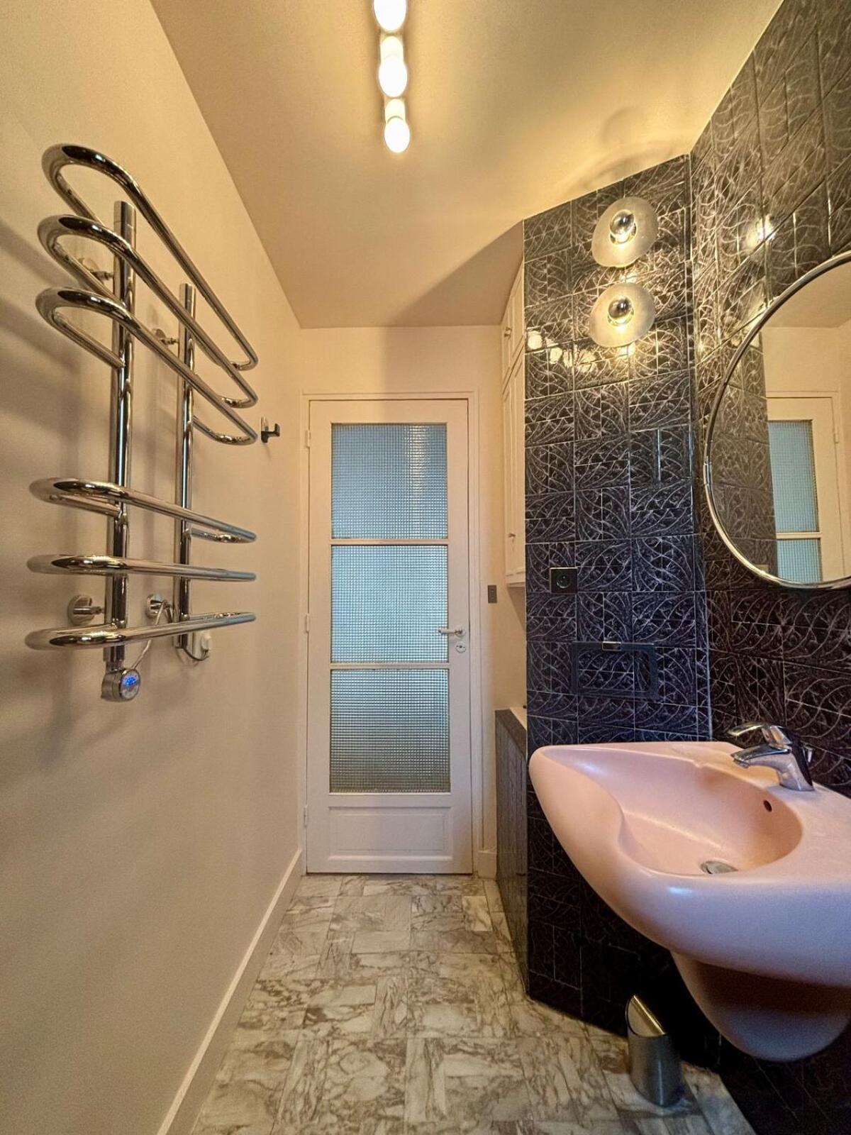 Classic Parisian Charm Meets 70s Design - 2br Apartment *