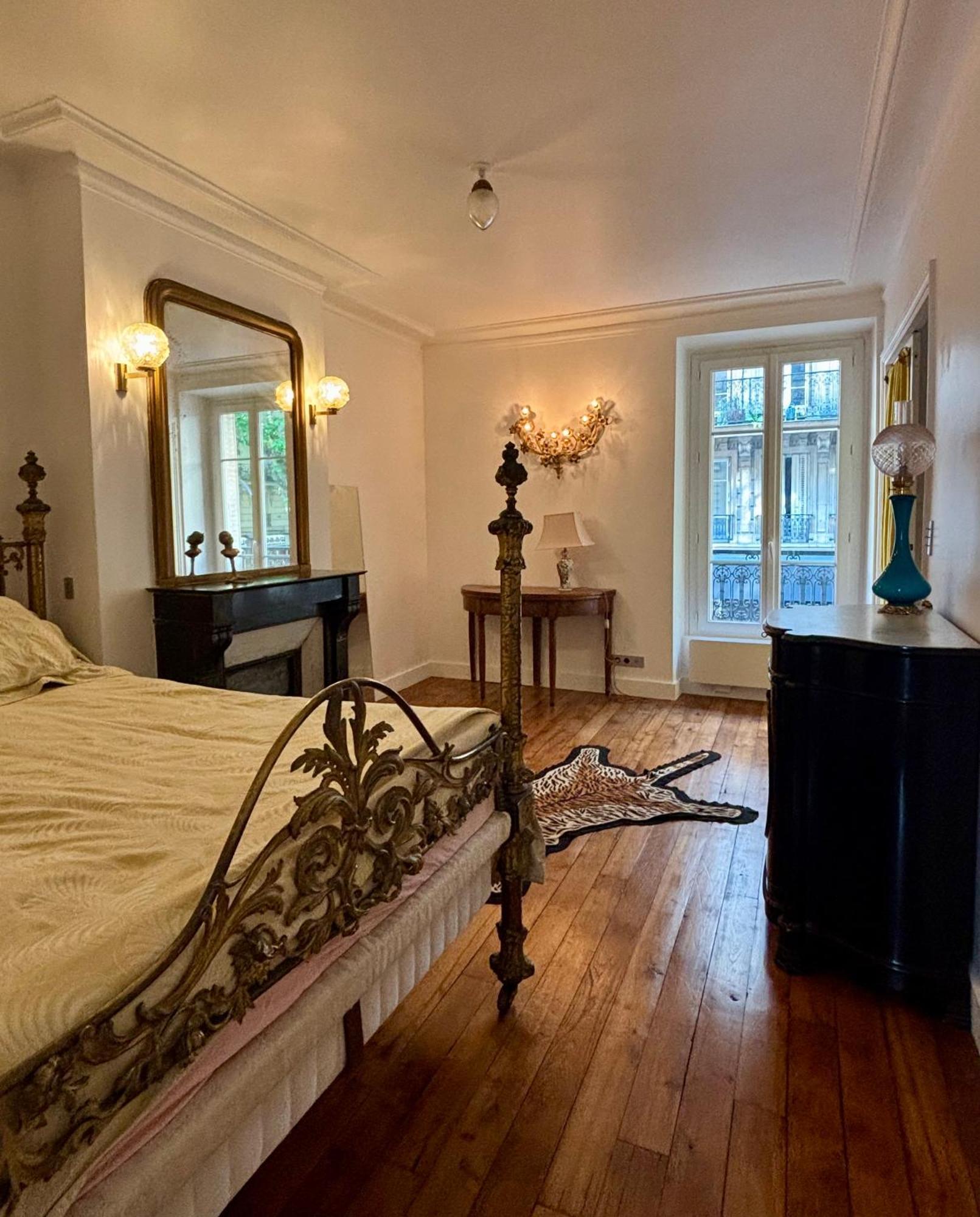 Appartement Classic Parisian Charm Meets 70s Design - 2br *